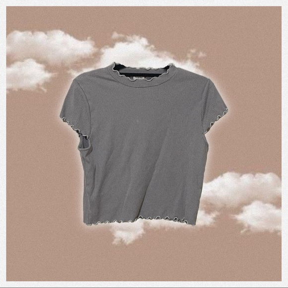 ♥︎ Sunday Best Crowne T-Shirt ♥︎ - Picture 2 of 5